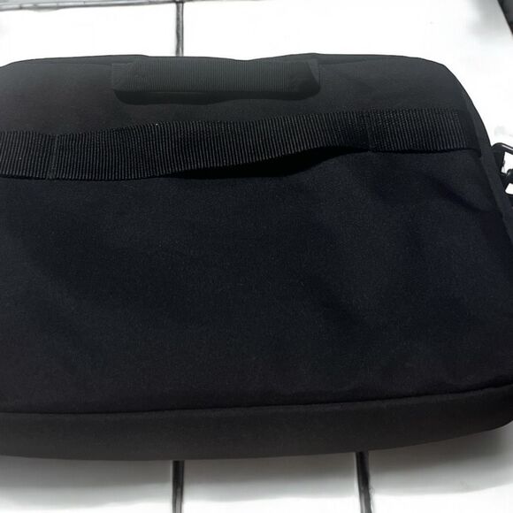Amazon Basics Laptop Computer and Tablet Shoulder Bag Carrying Black Case - Picture 3 of 3